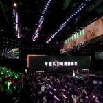 Panggung besar Tencent Starlight Awards dengan lampu warna biru dan emas yang menyoroti pemenang penghargaan