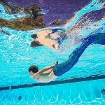 Ilustrasi putri duyung nyata di laut dalam, makhluk setengah manusia setengah ikan dengan cahaya biru misterius di bawah laut