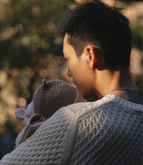 William Chan dan Sui He mengumumkan kelahiran bayi laki-laki mereka lewat foto keluarga dan hasil USG di media sosial pada 18 Oktober 2025