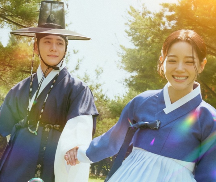 Kang Tae Oh dan Kim Se Jeong sebagai Putra Mahkota Yi Gang dan Park Dal I dalam drama Korea Moon River 2025, serial fantasi romantis berlatar era Joseon yang mengisahkan pertukaran jiwa dan perjalanan cinta penuh misteri